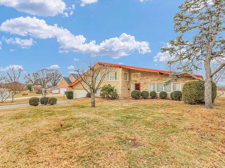 1803 Golfview Dr — Photo 3