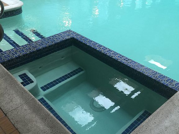 Pool with separate jacuzzi 