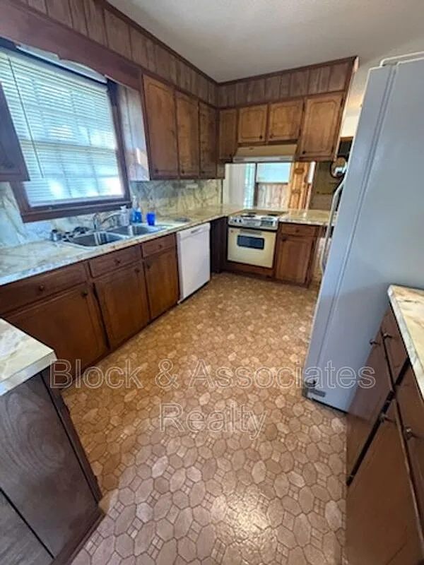 3 bed, 2.0 bath, $1,395 — Photo 3