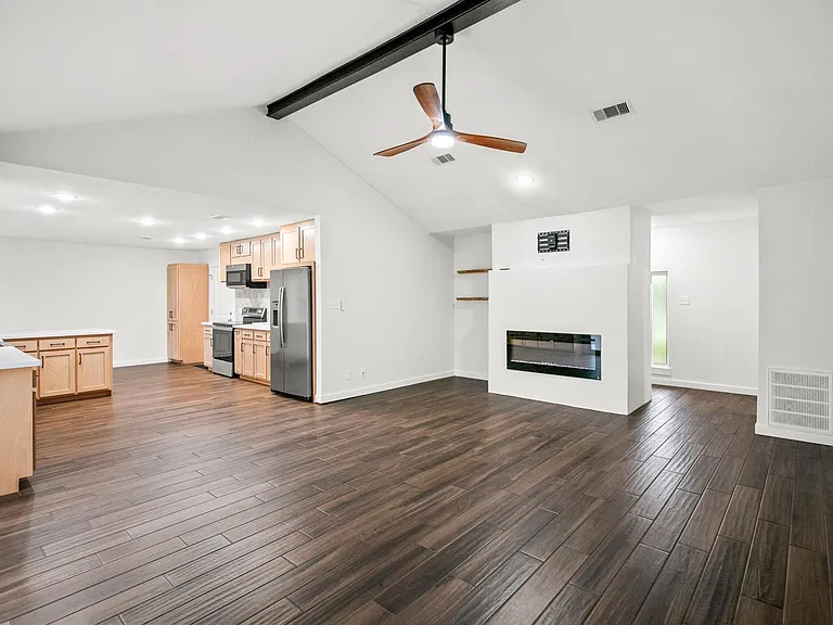 201 San Saba St — Photo 2