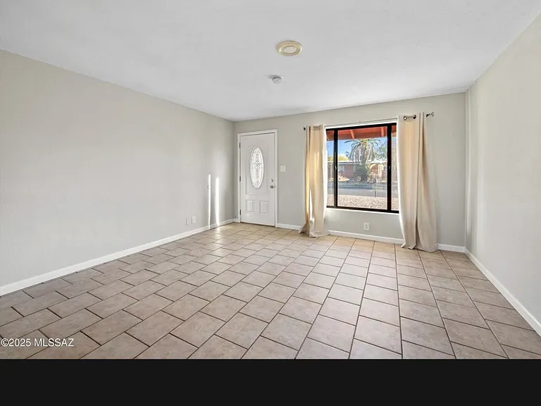 6425 E Calle Dened — Photo 2
