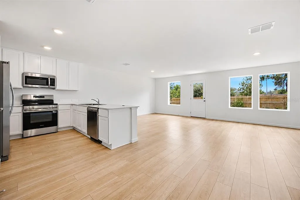 4 bed, 2.0 bath, 1733 sqft, $2,200 — Photo 3