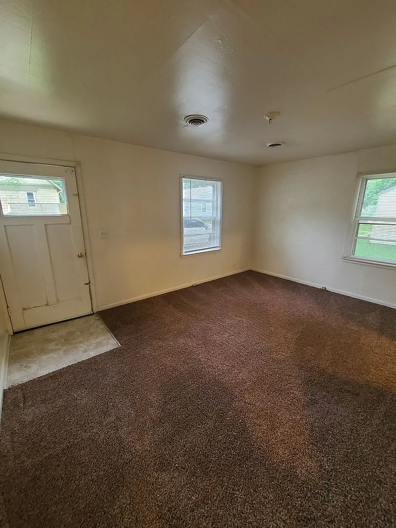 2 Bedroom Single Family Home Pet Friendly — Photo 3
