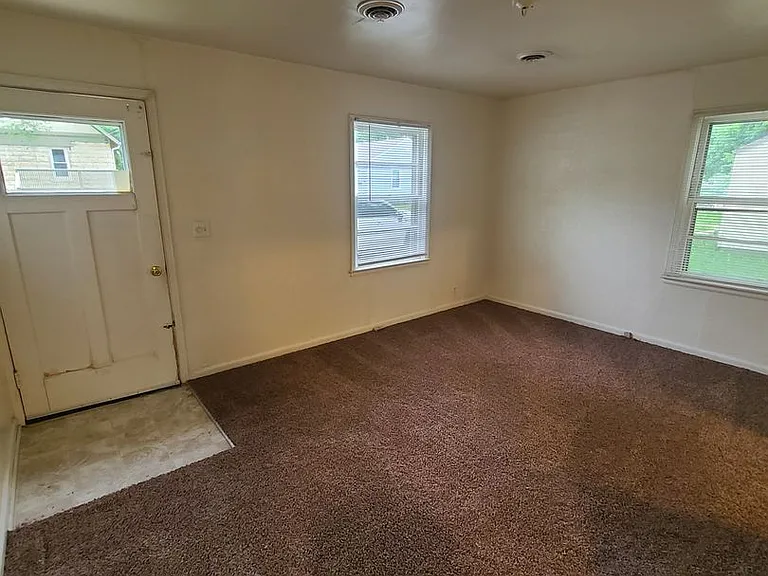 1617 Bradley Ave — Photo 3
