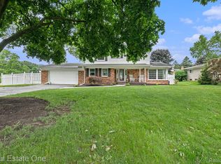 994 Hampstead Ln, Rochester Hills, MI 48309