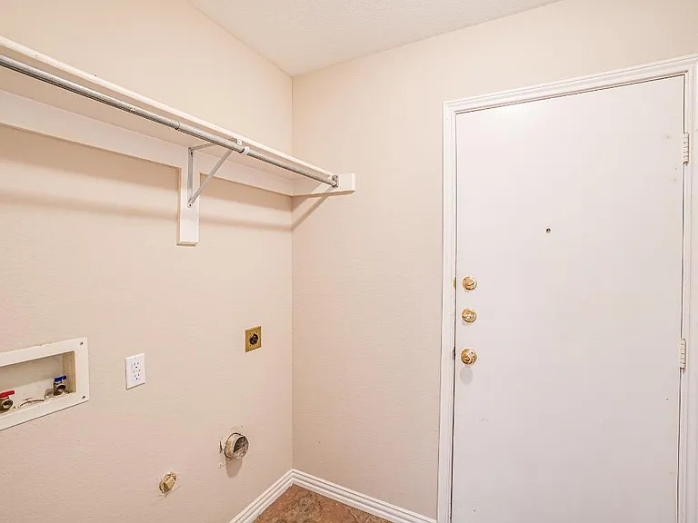 9142 Crenshaw Ln — Photo 26