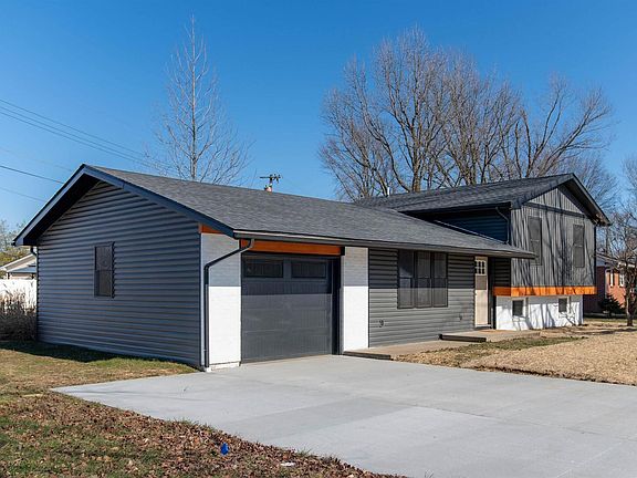 3rd image of 1006 Hillcrest Dr