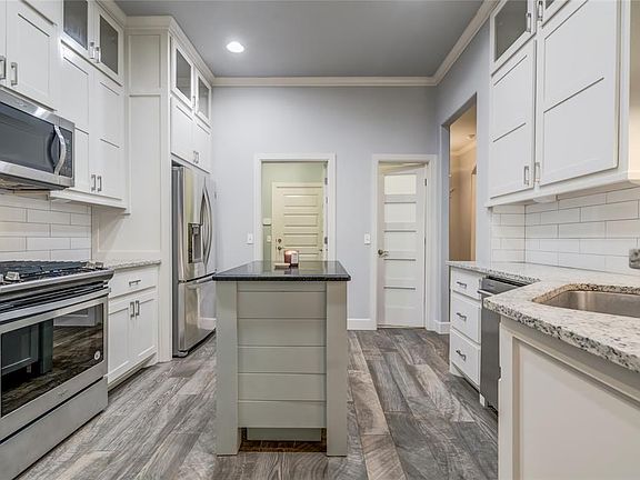 3rd image of 925 NW 191st St