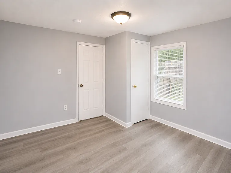501 Franklin Blvd — Photo 17