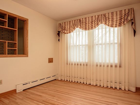 3rd image of 251 Reid Ln