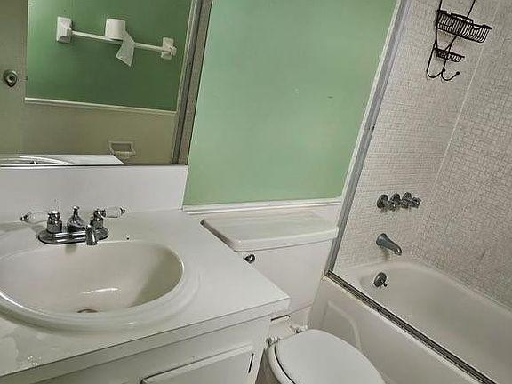 4th image of 1426 S Lakeside Drive #33
