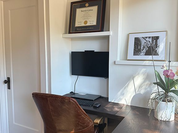 Built-in desk