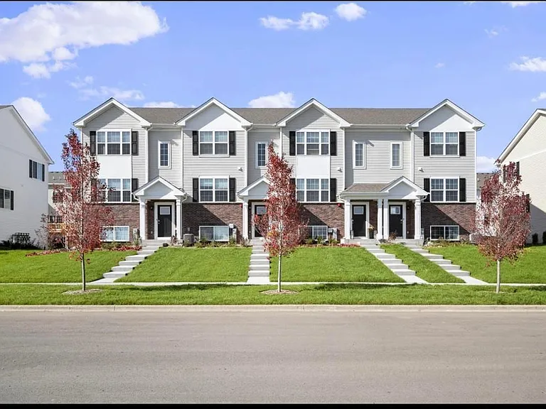 3820 Bissel Dr — Photo 1