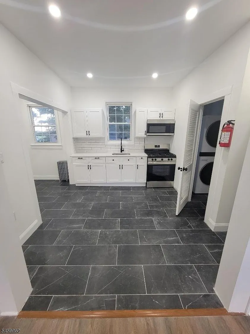 3 bed, 1.0 bath, $2,450 — Photo 3