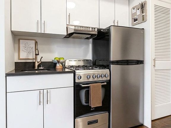 4th image of 12 Perry St