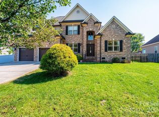 1915 Waterbury Ct, Hickory, NC 28602