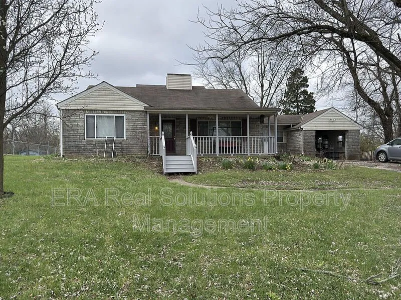 4 bed, 1.0 bath, 1872 sqft, $2,100 — Photo 1