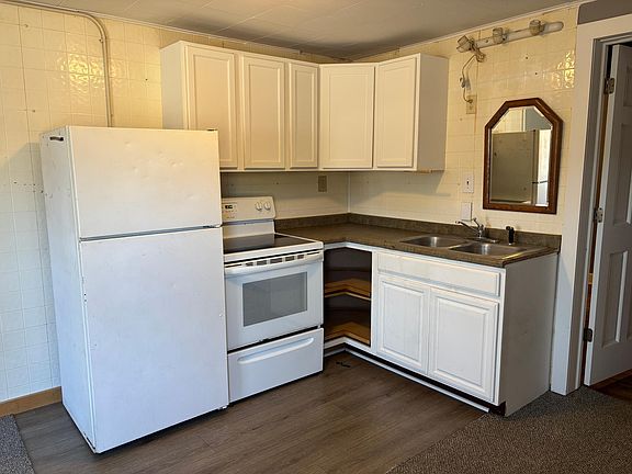 2nd image of 215 9th St NW