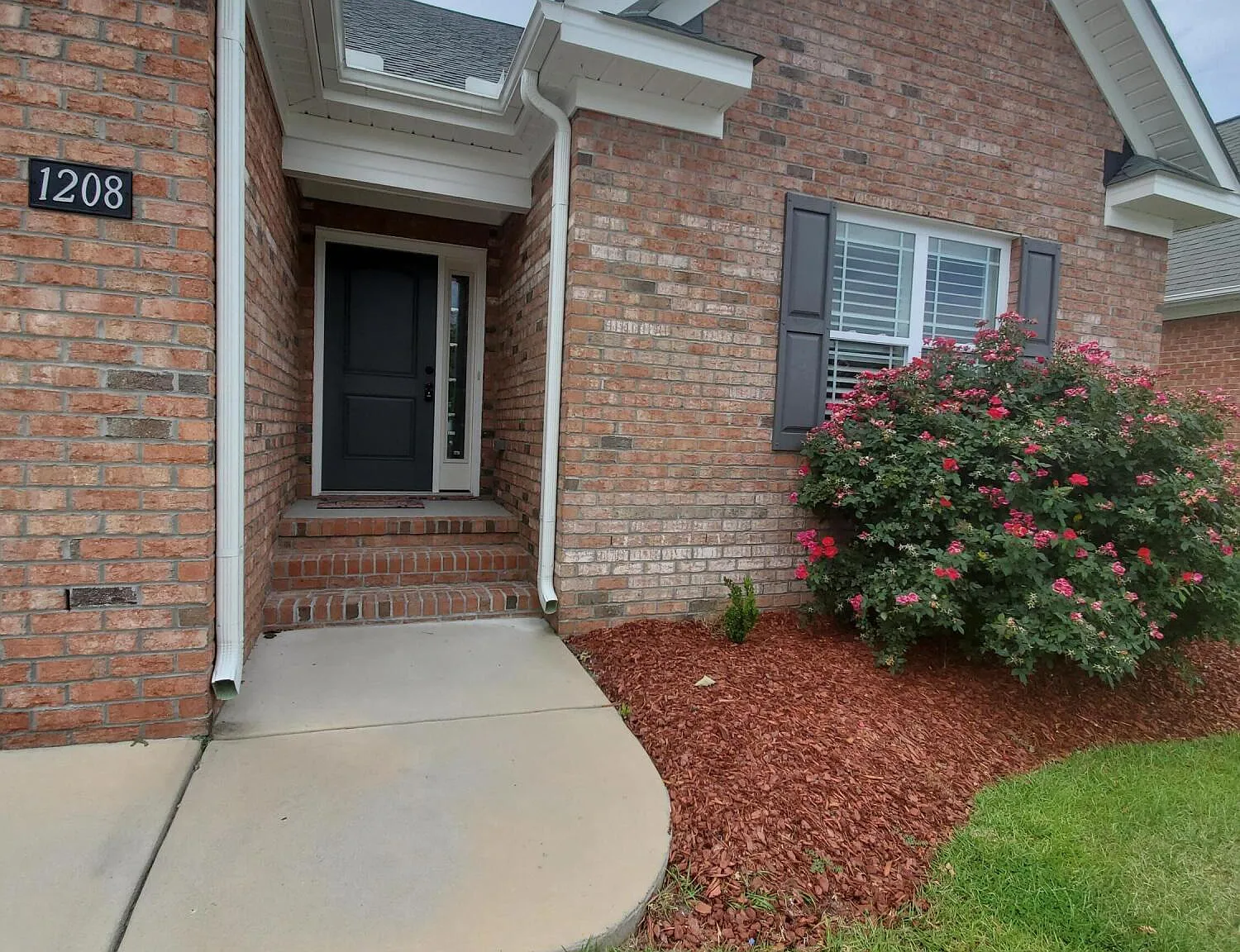 3 bed, 2.5 bath, 1650 sqft, $2,200 — Photo 2
