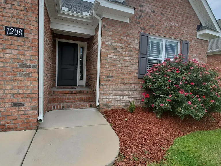 1208 Brighton Dr — Photo 2