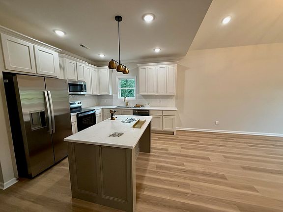 3rd image of 211 Plantation Pl