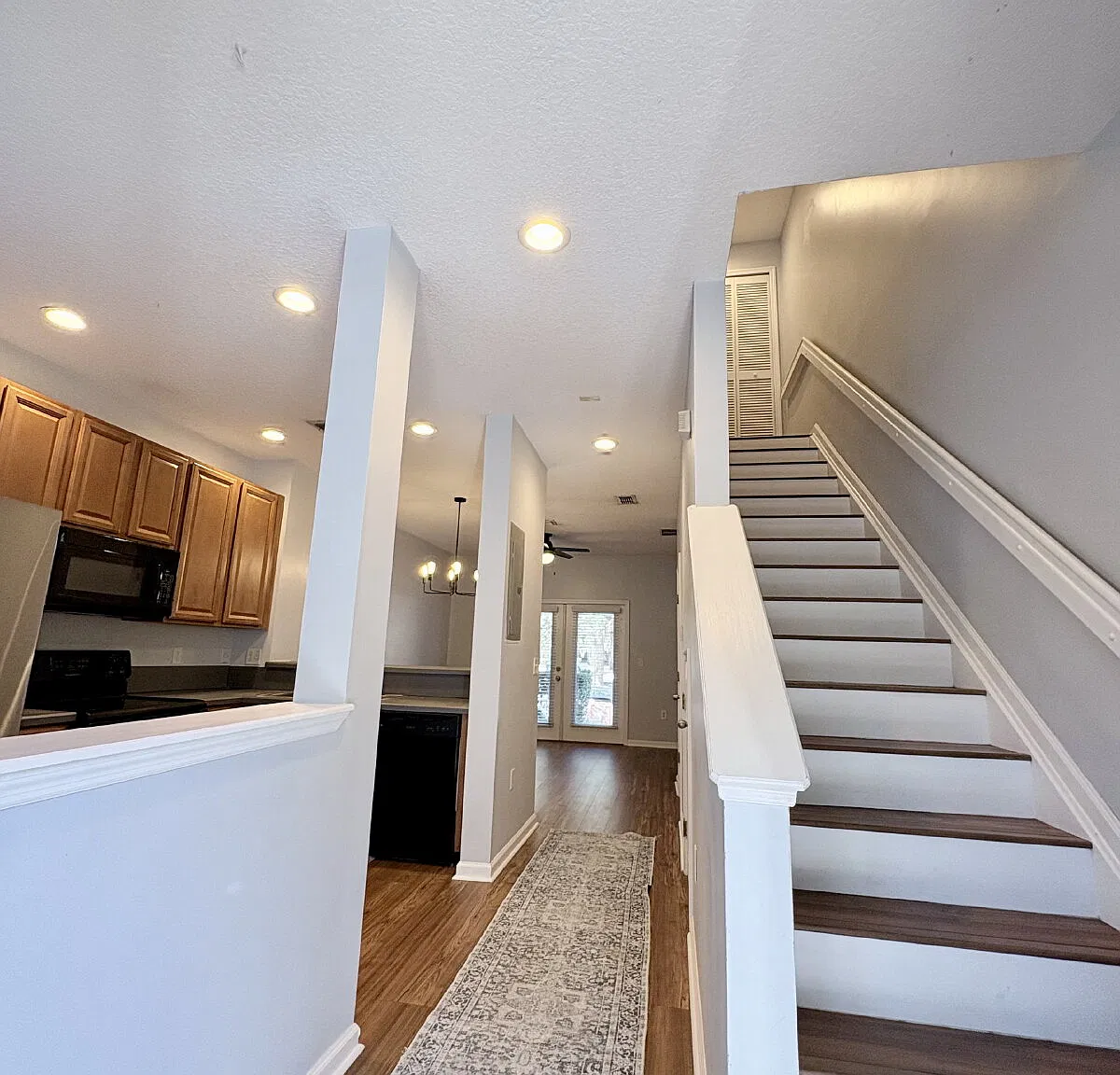2 bed, 2.5 bath, 1008 sqft, $1,650 — Photo 2