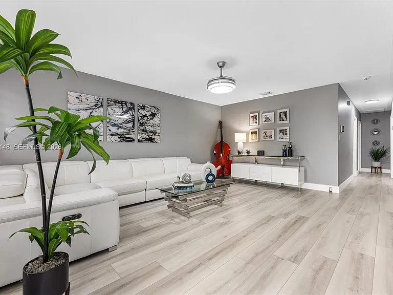 1300 SW 34th Ave — Photo 3