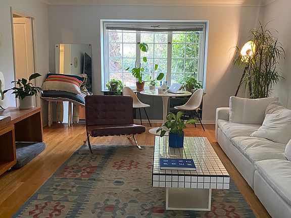 4th image of 10407 Moorpark St