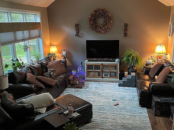 4th image of 75 Willow Dr