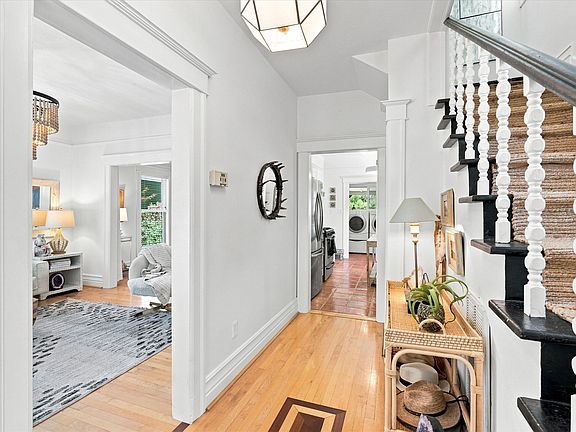 5th image of 541 Fairview St