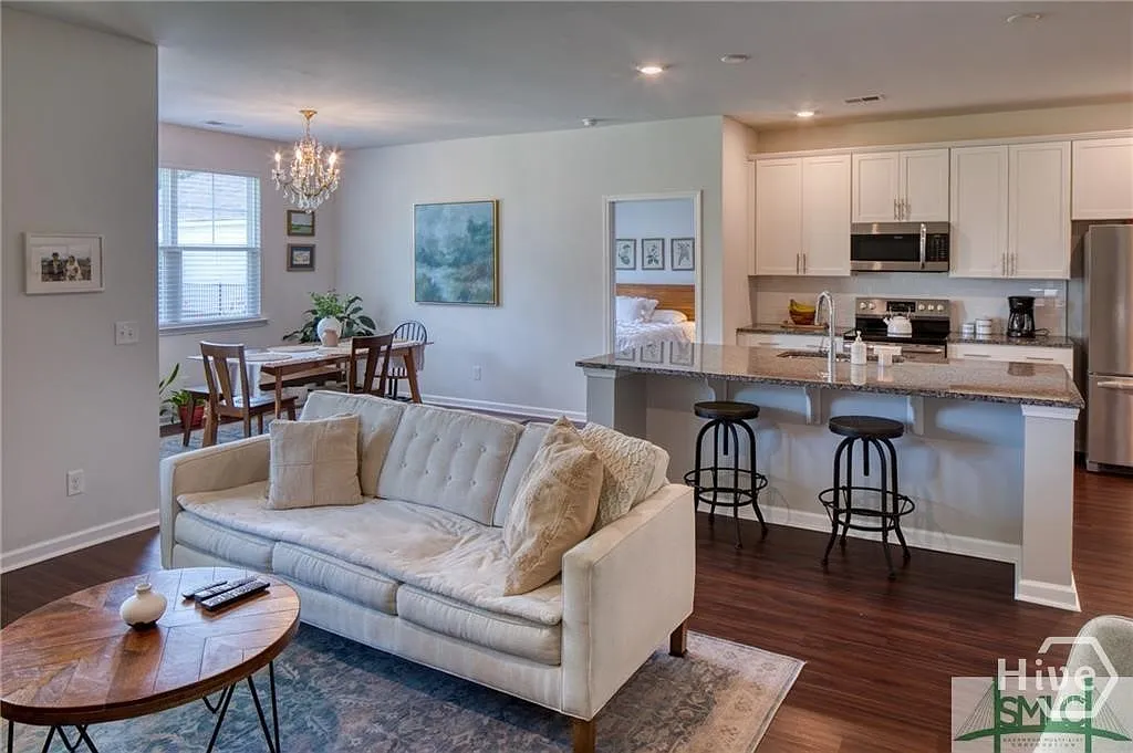 3 bed, 2.0 bath, 1618 sqft, $2,500 — Photo 2