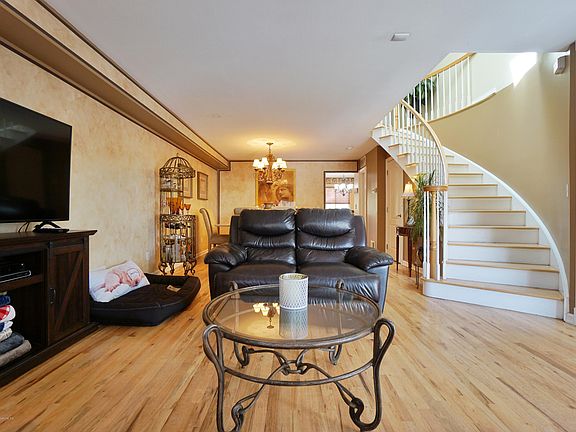 3rd image of 112 Herrick Ave