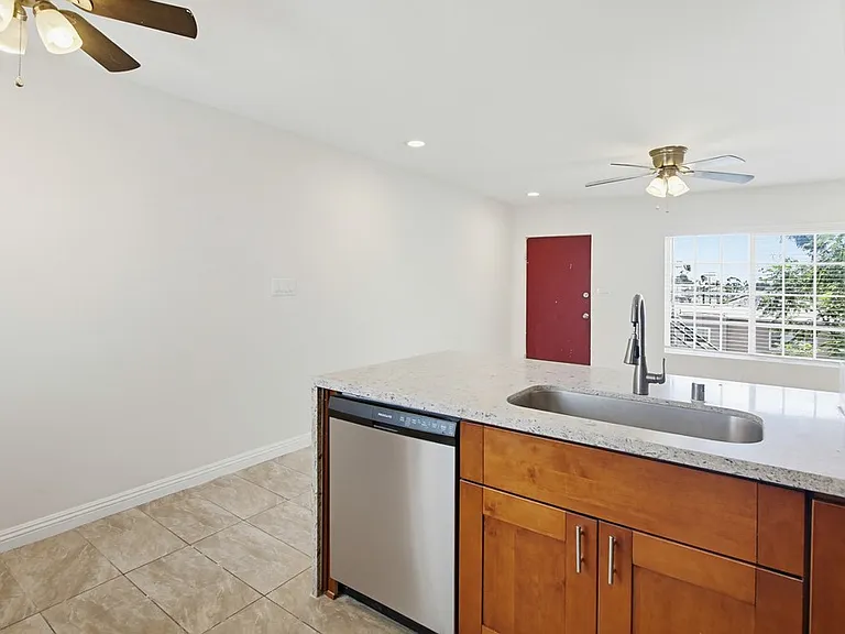4255 1/2 Altadena Ave — Photo 7