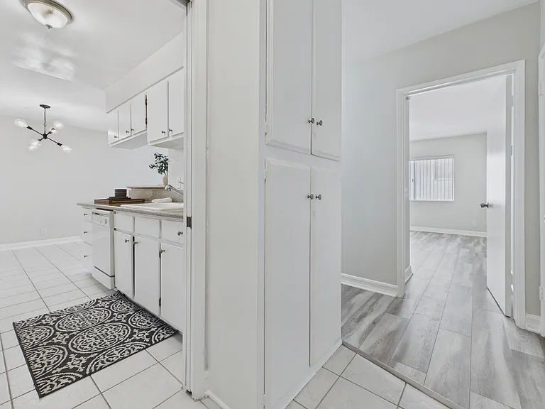 115 Doheny Apartments — Photo 31