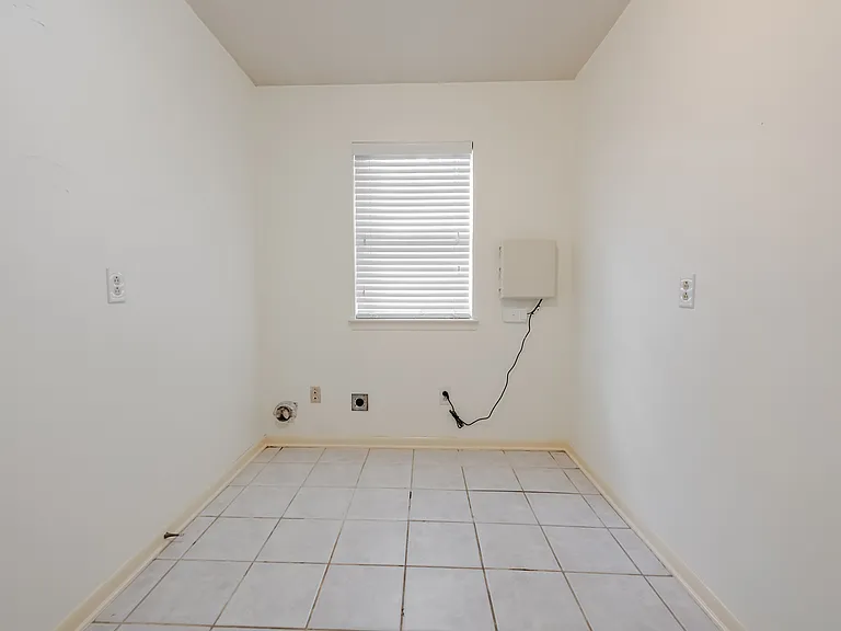 105 E Woodbury Dr — Photo 4