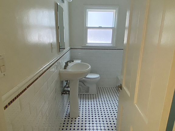 4th image of 10559 1/2 Ashton Ave