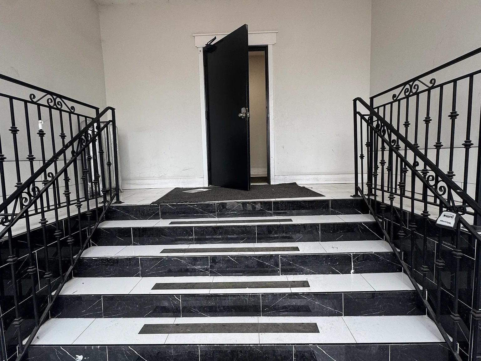 2 bed, 900 sqft, $2,200 — Photo 4