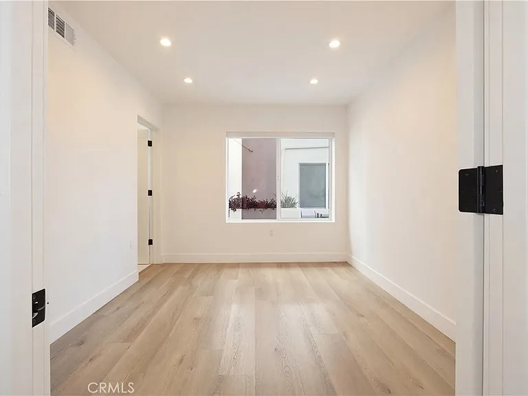 21721 Hart St — Photo 14