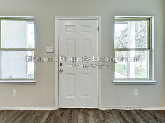 4th image of 407 E Avenue G