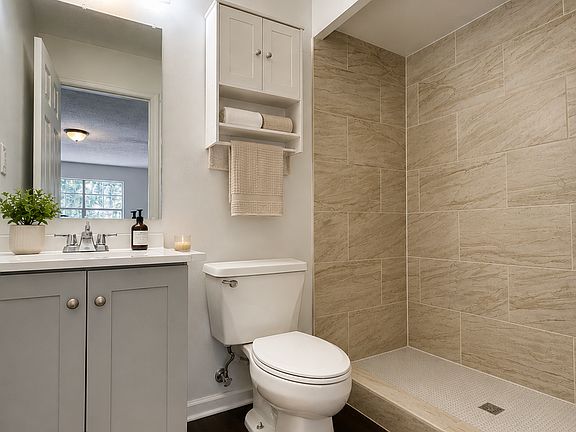 5th image of 925 Shallowford Rd APT 8