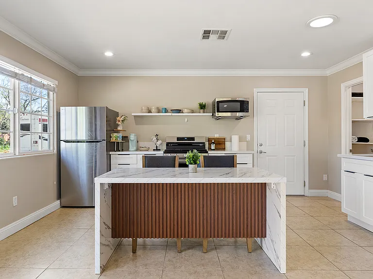 23018 Oxnard St #B — Photo 5