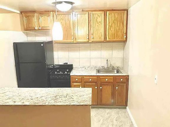 3rd image of 150 Hawthorne St APT 6H