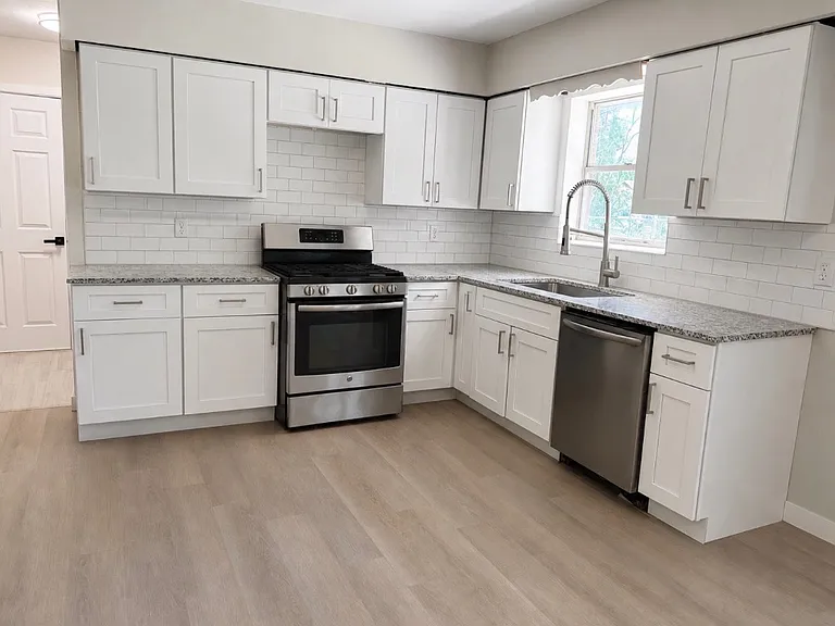 4210 Templeton St — Photo 2