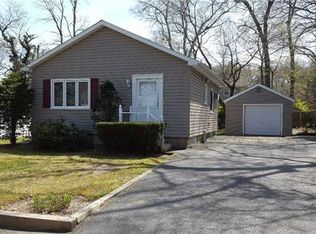 34 Covington St, Huntington Station, NY 11746