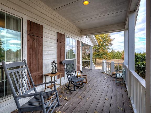 3rd image of 624 Country Oaks