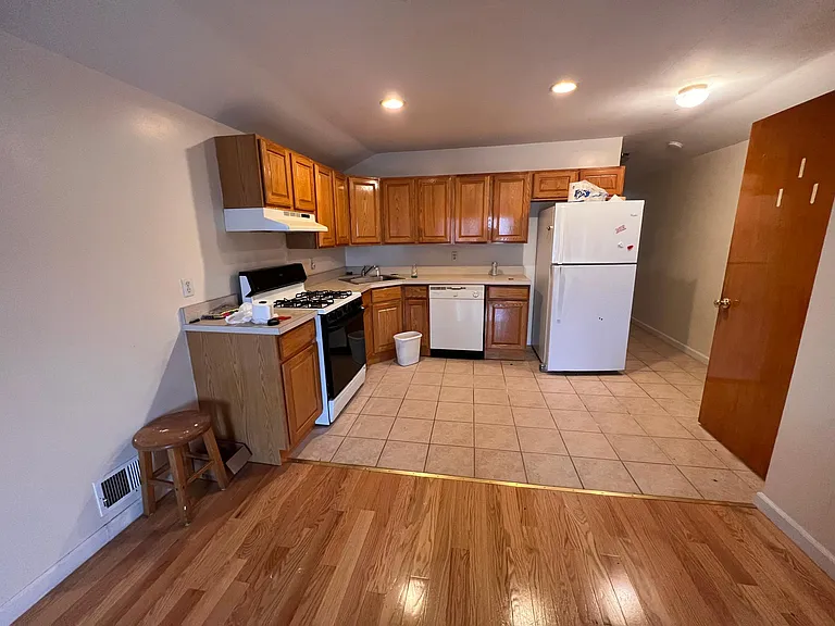 40 Garibaldi Ave #2 — Photo 1