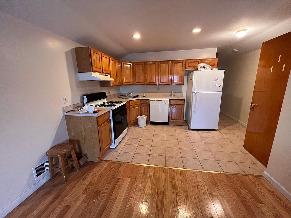 1st image of 40 Garibaldi Ave #2
