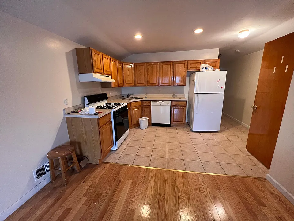 40 Garibaldi Ave #2