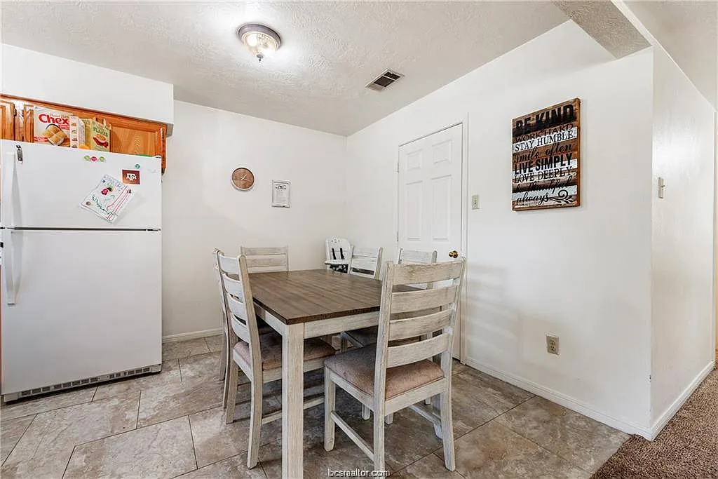3 bed, 1196 sqft, $1,400 — Photo 4