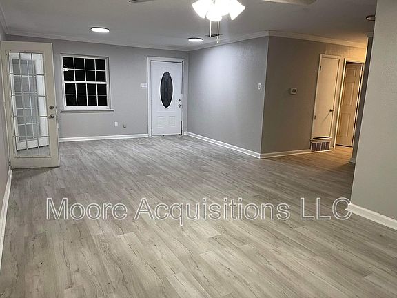 3rd image of 302 E Kansas St
